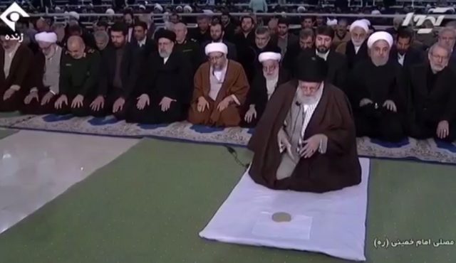 اقدام عجیب روحانی هنگام نماز جمعه رهبر انقلاب