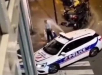 رفتار متمدنانه پلیس فرانسه (مهد تمدن غرب) با یک شهروند بی خانمان!