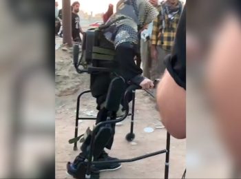 خانمی که فلج کامل بودند با دستگاه ابداعی مخترعان ایرانی به پیاده روی اربعین مشرف شد